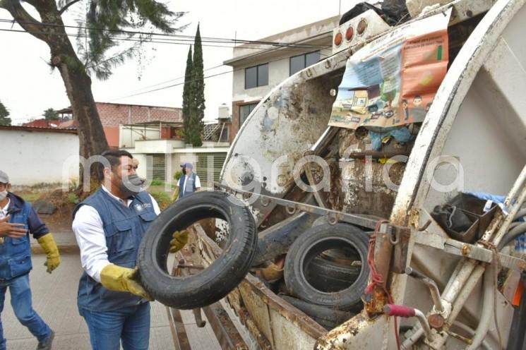 Muebles, trastes, llantas, botes y contenedores son algunos de los materiales que el Ayuntamiento, a través de las jornadas de descacharrización, busca retirar de patios, azoteas y vía pública a fin de evitar la proliferación del mosquito Aedes aegypti, vector transmisor de enfermedades como el dengue, zika y chikungunya.