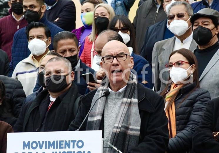 Los senadores: Dante Delgado Rannauro, Indira Rosales San Román y Julen Rementería del Puerto; así como el diputado federal, José Francisco Yunes Zorrilla, reunidos con un grupo de ciudadanos en las escalinatas de la Catedral Metropolitana, lanzaron mensajes al gobierno del Estado para que se deroguen los artículos 331 y 371 del Código Penal de Veracruz.