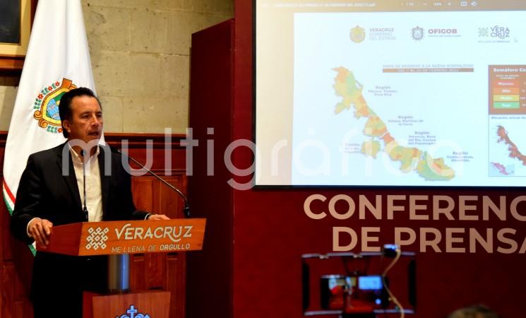 El Gobernador llamó a la población a apegarse a los semáforos locales, pese a que a nivel federal se está marcando a Veracruz en semáforo verde, pues al menos en Veracruz y Xalapa, el semáforo epidemiológico está en color rojo.