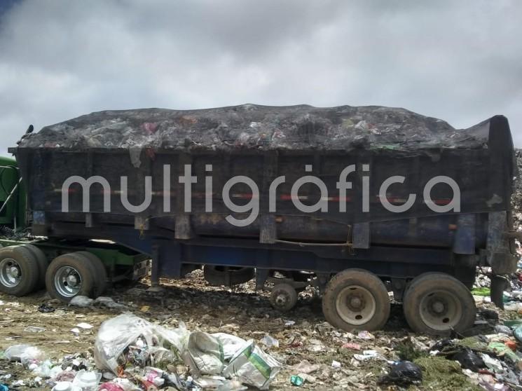 Más de 100 toneladas de desechos  sin tratar de 15 municipios, llegan diariamente al tiradero a cielo abierto ubicado en Magueyitos, municipio de Altotonga, manejado por la empresa Packing.