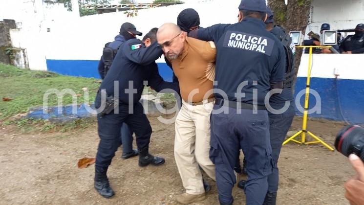 Quien fuera el director interino  de la Policía Municipal de Coatzacoalcos, Jorge Javier Quijano Ríos, golpeó a un primer comandante, por lo fue detenido por los elementos en el cambio de turno.