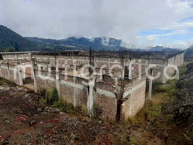 La construcción de un hospital en el municipio de Ayahualulco, que beneficiaría a la zona centro montañosa del estado de Veracruz, quedó en obra negra y los materiales están siendo saqueados. 