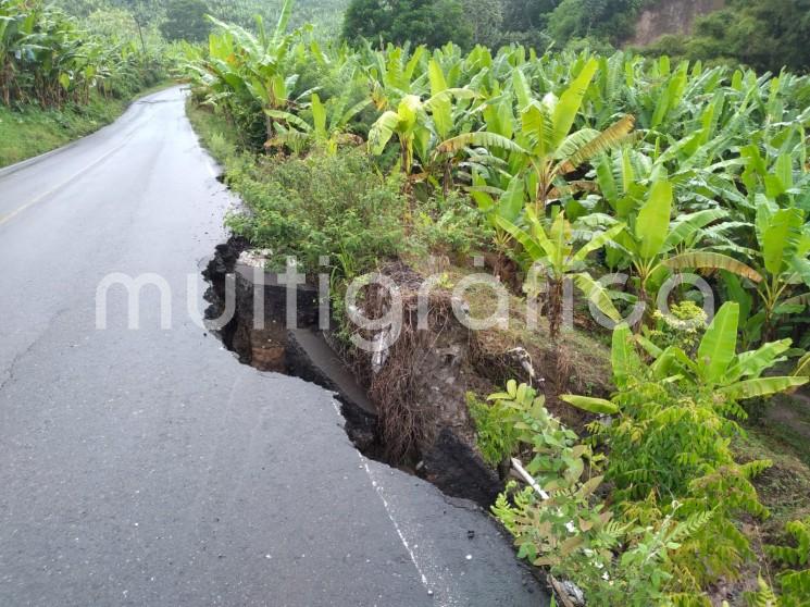 Las constantes lluvias que se han presentando en la región y principalmente en todo el municipio de Atzalan, han provocado serias afectaciones a la carretera estatal Tlapacoyan - Plan de Arroyos, donde el asfalto ha comenzado a desbordarse y en algunos sectores ya presentan severos agrietamientos.

