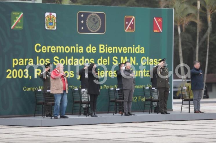 El gobernador Cuitláhuac García Jiménez participó en la ceremonia de bienvenida a soldados del Servicio Militar clase 2003, remisos y mujeres voluntarias,  a quienes  invitó a honrar la institución que ha defendido la soberanía nacional en muchas ocasiones de la historia y que hoy contribuye al bienestar en Veracruz y el país.