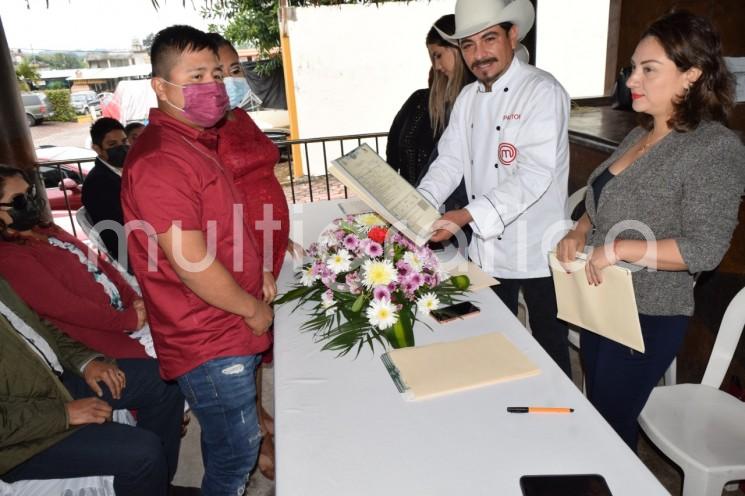  23 parejas legalizaron su unión matrimonial ante el Registro Civil de Tlapacoyan, dentro de las bodas colectivas 2022.