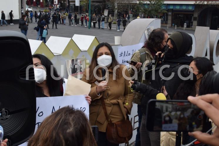 Un grupo de reporteras protestó frente a Palacio de Gobierno para exigir que cesen los crímenes de periodistas en el país. Se sumaron a la movilización nacional para reclamar justicia por los cinco comunicadores que han sido asesinados en lo que va de este año. 