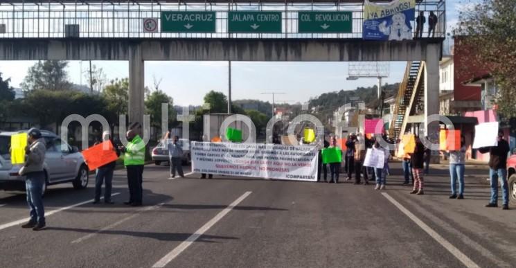 La mañana de este martes 15 de febrero, vecinos de la colonia 21 de Marzo se manifestaron y bloquearon de manera intermitente la carretera Xalapa-Banderilla.