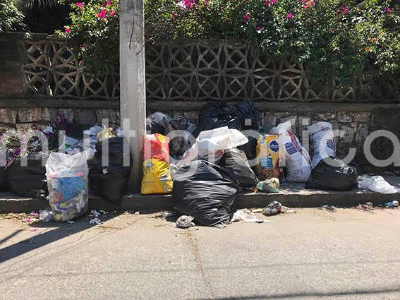 Vecinos de Coatepec y sus comunidades se quejan de la falta de recolección de basura. Por ejemplo en Zimpizahua el camión no va en una semana. La falta de un relleno sanitario y el mal estado de las unidades, agudizan el problema. 