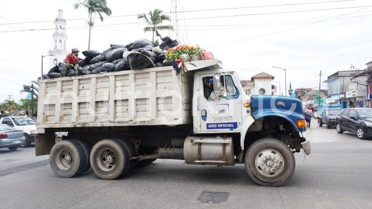 En Tlapacoyan, Ver., personal de limpia pública y personas que se dedican a la recolección de desechos reciclables, se encuentran expuestos al contagio del COVID-19, debido a que muchas personas hacen caso omiso a evitar mezclar la basura doméstica con desechos de contagiados por COVID.