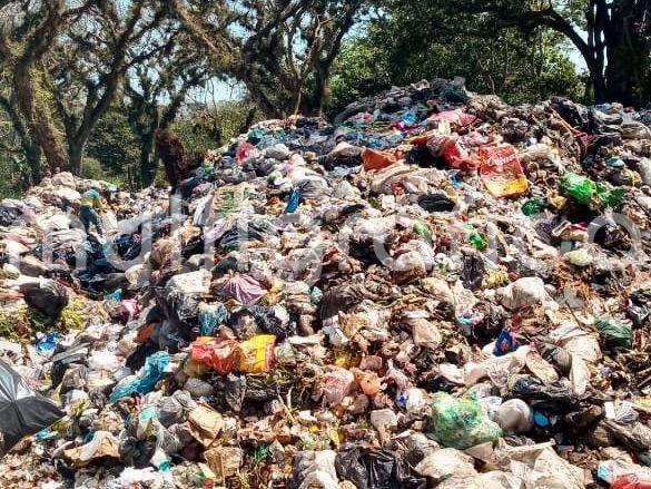 Las personas denunciantes compartieron imágenes recientes donde se observan montañas de basura a cielo abierto, sin el tratamiento adecuado para evitar daños al entorno ecológico. 