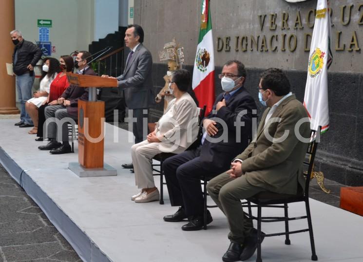 El gobernador Cuitláhuac García Jiménez agradeció a los senadores veracruzanos Gloria Sánchez Hernández y Ernesto Pérez Astorga, así como a Antares Guadalupe Vázquez Alatorre (Guanajuato), Gilberto Herrera Ruiz (Querétaro), José Narro Céspedes (Zacatecas), María Celeste Sugía y César Arnulfo Cravioto Romero, ambos de la CDMX, el respaldo a Veracruz en contra de la ilegal Comisión Especial de Investigación para determinar la existencia de probables abusos de autoridad y violaciones, conformada en diciembre pasado.
