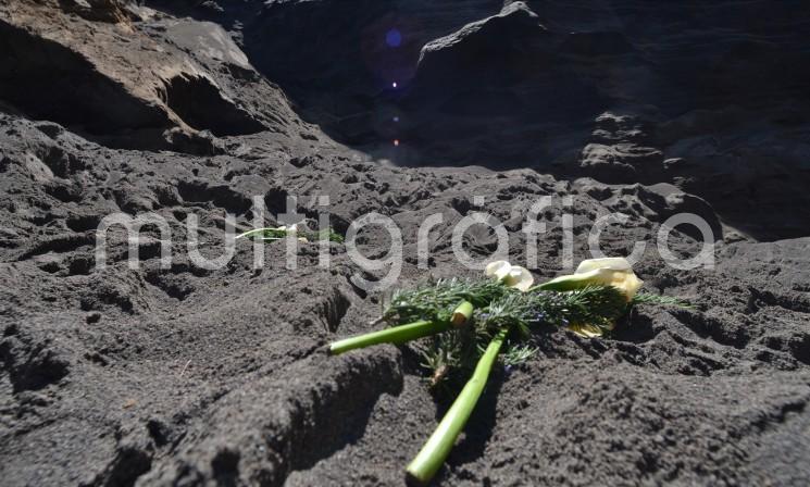 Un par de alcatraces, una veladora y refrescos a la mitad, quedaron en el arenal donde Jesús Miguel Brito y David Emmanuel Rivera de 6 y 12 años de edad, respectivamente, perdieron la vida. 