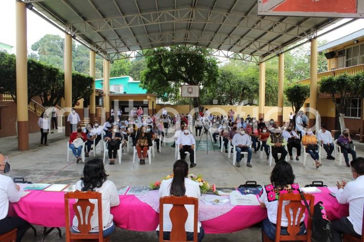  Como parte de la Política Estatal de Aprendizajes Fundamentales que desarrolla en colaboración con el Instituto Natura y la Oficina del Programa de Naciones Unidas para la Educación en México, la Secretaría de Educación (SEV) entregó material de alfabetización, bibliotecas y maletas con equipamiento tecnológico a 68 planteles de la región Los Tuxtlas.