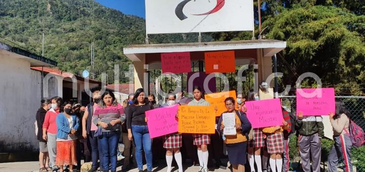 adres de familia de los alumnos de segundo, cuarto y sexto semestre del Telebachillerato de la localidad de Plan de Las Hayas, municipio de Juchique de Ferrer, tomaron el plantel acusando la ausencia injustificada de una maestra. 