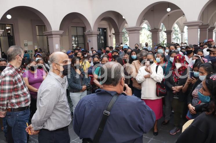 Esta mañana, el Alcalde de Xalapa, Ricardo Ahued,recibió a un grupo de colonos, quienes acudieron al Palacio Municipal para exponer una serie de necesidades. 