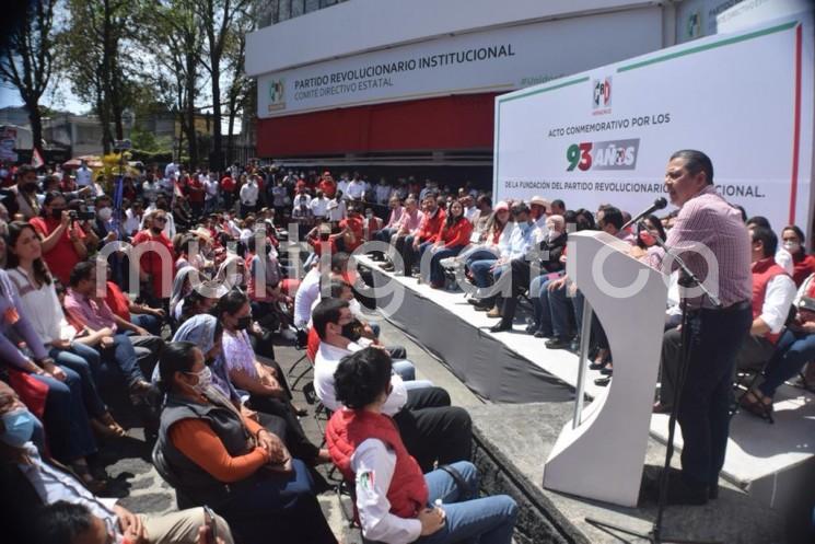 Con la presencia de diputados, presidentes municipales, síndicos, regidores, ex presidentes del CDE, ex diputados, sectores, organizaciones y militantes, celebraron el 93 aniversario del PRI.