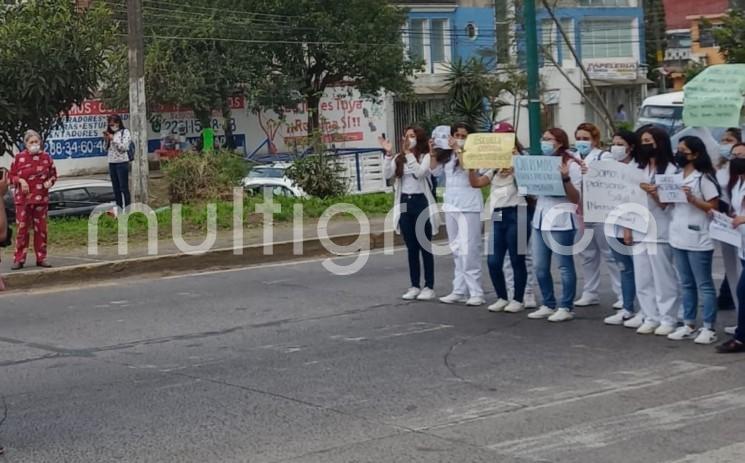 Estudiantes de la Facultad de Enfermería de la UV se manifestaron para exigir prácticas presenciales, preocupados por la deficiente preparación que están recibiendo en una carrera como la suya. 