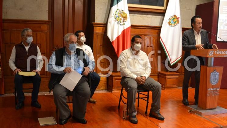  Veracruz dispone de apoyos por 30 mil 517 millones de pesos, sin incluir créditos de la banca privada, para fomentar una agricultura sustentable y con los cuales podría beneficiar 317 mil 686 productores y 900 mil hectáreas, informaron el gobernador Cuitláhuac García Jiménez y el secretario de Desarrollo Agropecuario, Rural y Pesca (SEDARPA), Evaristo Ovando Ramírez. 