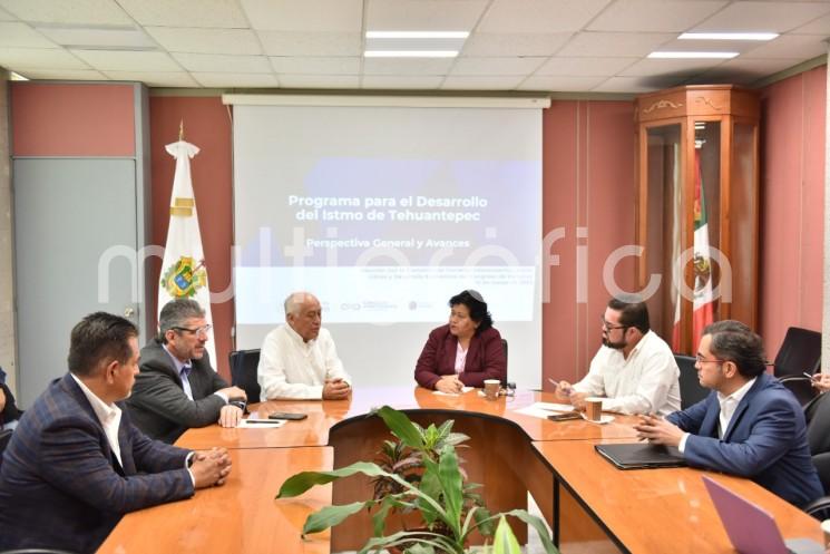 La Comisión Permanente de Corredor Interoceánico, Zonas Libres y Desarrollo Económico de la LXVI Legislatura se reunió con coordinadores del Proyecto del Corredor Interoceánico del Istmo de Tehuantepec (CIIT), así como con autoridades del Poder Ejecutivo estatal, para estudiar los avances del programa y realizar un análisis de las estrategias para el desarrollo de esta región.