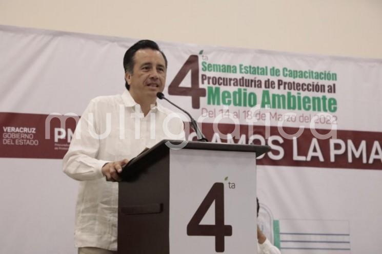 El gobernador Cuitláhuac García Jiménez afirmó que la transformación en Veracruz trascenderá también la materia ambiental, porque es responsabilidad de todos y hay esperanza de que pueblo y Gobierno se sumen al esfuerzo, durante su participación en la Cuarta Semana de Capacitación de la Procuraduría Estatal de Protección al Medio Ambiente (PMA). 

