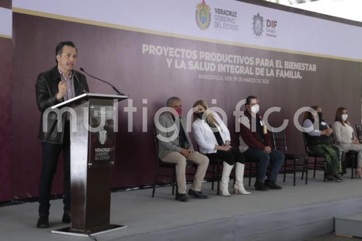 Este fin de semana fueron entregados talleres de herrería, belleza, café artesanal, molino de nixtamal, pie de cría de cerdos y gallinas, dentro del Programa Proyectos Productivos, para 23 municipios de las regiones Capital y Nautla.