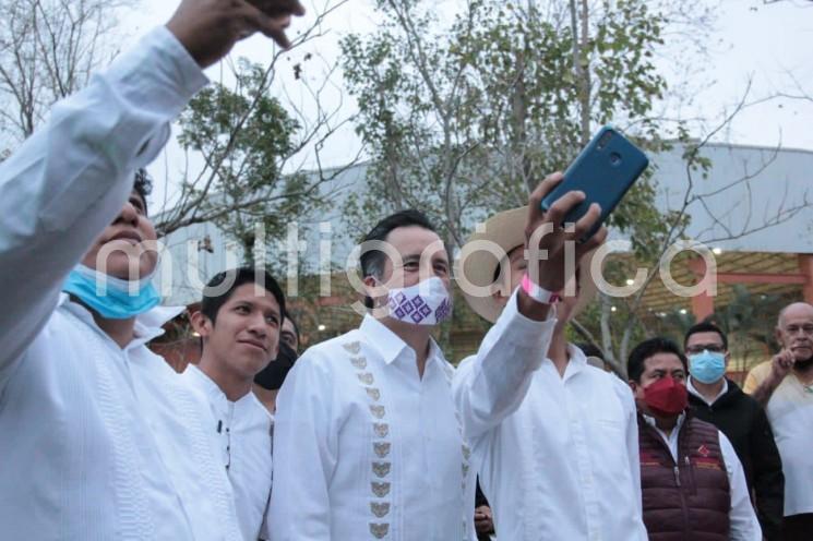 En el segundo día de Cumbre Tajín, el gobernador Cuitláhuac García Jiménez hizo un recorrido por el Parque Takilhsukut donde convivió con los visitantes que acudieron a disfrutar del equinoccio de primavera, y a la par empaparse de la cultura totonaca.