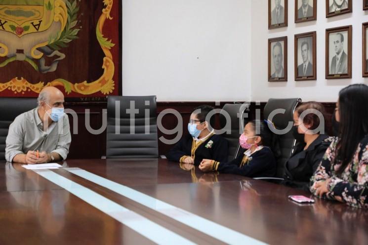 El alcalde Ricardo Ahued Bardahuil refrendó el compromiso de su administración con la educación y manifestó que desde el Ayuntamiento de Xalapa se trabajará en las demandas de los niños y jóvenes para generar ambientes sanos y seguros.