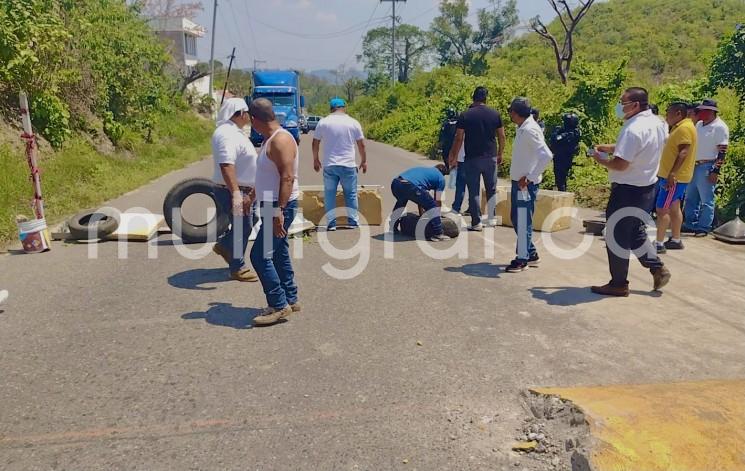 Automovilistas particulars y taxistas, realizaron un bloqueo en la ampliación de la Avenida Venustiano Carranza, que conecta con el libramiento de la ciudad de Papantla, protestar por la construcción de reductores de velocidad, por parte de un particular.
