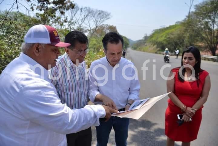 El gobernador Cuitláhuac García Jiménez aprovechó este día para supervisar los trabajos de mantenimiento que viene realizando la Secretaría de Infraestructura y Obras Públicas (SIOP) en 6.8 kilómetros, en el Libramiento de Coatepec. 