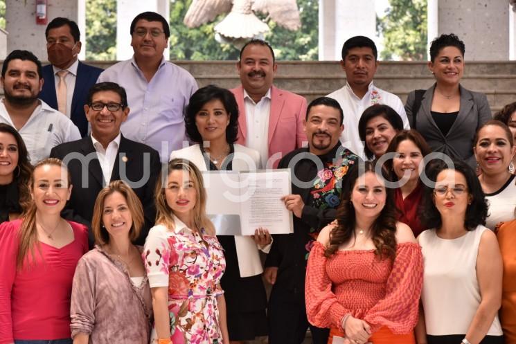 El presidente de la Junta de Coordinación Política (Jucopo) de la LXVI Legislatura, diputado Juan Javier Gómez Cazarín, recibió de la Red Nacional de Mujeres Defensoras de la Paridad en Todo, Capítulo Veracruz, el Protocolo de Prevención, Actuación y Seguimiento Frente a Casos de Violencia, Hostigamiento y Acoso Sexual y Laboral en el Poder Legislativo del Estado de Veracruz.

