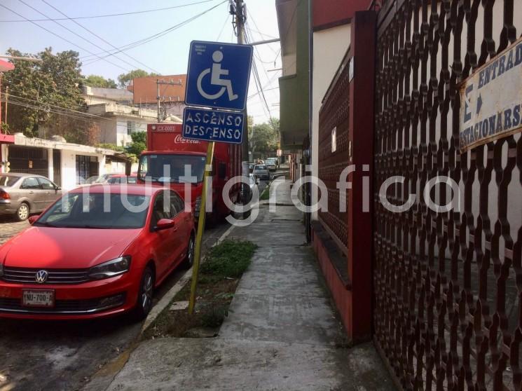 Madres de menores con autismo y discapacidad intelectual denunciaron que personal de los Servicios de Salud de Veracruz invaden los espacios de estacionamiento destinados a este sector afuera de la escuela especial Crece, ubicada sobre la calle Hernán Cortés número 306 de la colonia 2 de Abril, en esta ciudad de Xalapa. 