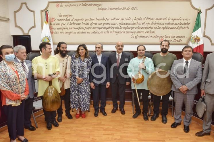 Con el propósito de estrechar y fortalecer lazos de amistad entre Xalapa y el pueblo iraní, el presidente municipal Ricardo Ahued Bardahuil sostuvo una reunión con el excelentísimo embajador de Irán en México, Alireza Ghezili.