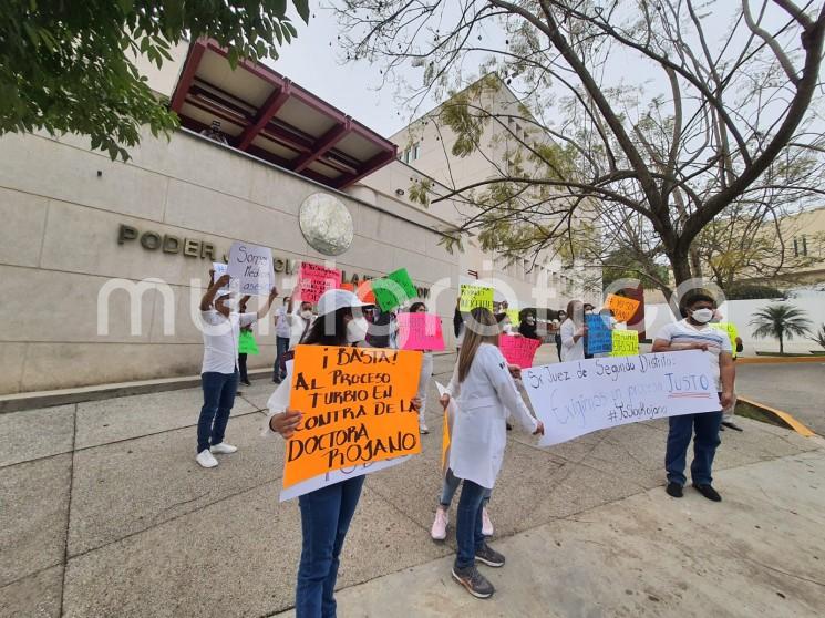 Un grupo de médicos se manifestó en las instalaciones del Poder Judicial de la Federación (PJF) en la ciudad de Xalapa, para exigir justicia y libertad de Janeth Michell señalada de homicidio culposo.