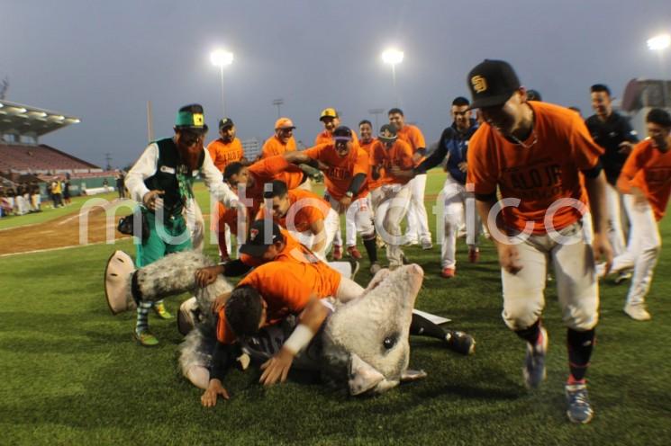 Con el triunfo de los Gallos de Santa Rosa por 9 carreras a 7 sobre Vikingos de El Salmoral, en el Estadio Beto Ávila, concluyó el primer torneo estatal de béisbol Copa Veracruz organizado por la Secretaría de Educación (SEV).