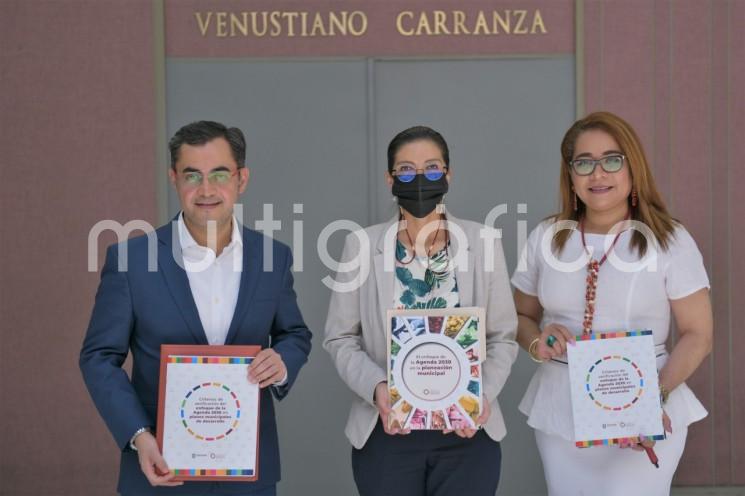 Con la finalidad de verificar el cumplimiento de la incorporación del enfoque de desarrollo sostenible en los Planes Municipales de Desarrollo, la LXVI Legislatura recibió, de manos de la jefa de la Oficina de Programa de Gobierno (Progob), Waltraud Martínez Olvera, la guía para la verificación de esta responsabilidad.