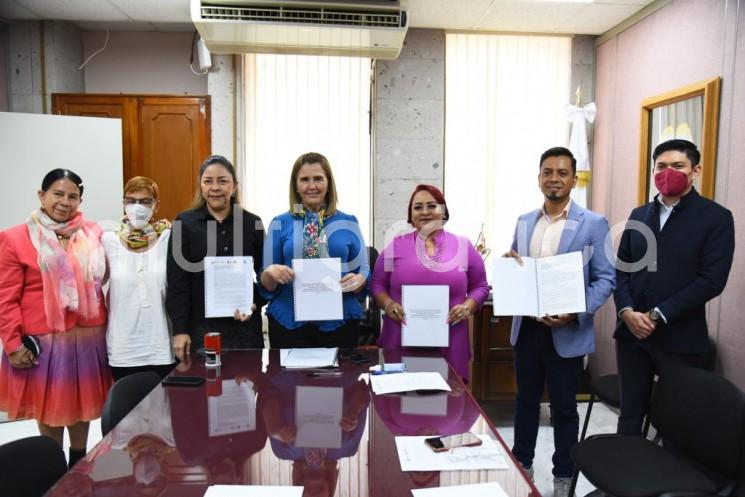 Para que Veracruz cuente con una legislación acorde con la nueva realidad social y esté a la vanguardia en la garantía de los derechos de las personas con VIH, Mesa Directiva de la LXVI Legislatura, recibió de la activista Patricia Ponce Jiménez y del abogado José Antonio Matus Régules la Iniciativa con Proyecto de Ley para la Prevención, Detección y Atención Integral del Virus de Inmunodeficiencia Humana en el Estado de Veracruz de Ignacio de la Llave.

