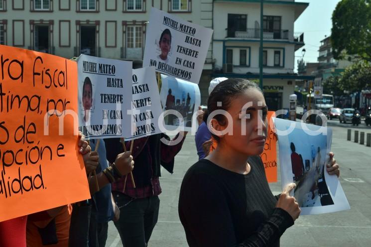 Con manifestación en la Plaza Lerdo y bloqueando la circulación en la calle de Enríquez la señora Gloria Martínez Mortera exigió que fuera retirada de sus caso, la fiscal séptima especializada en delitos cometidos contra la familia, niña, niños y trata de personas del XI distrito de Xalapa, Yesenia Zavaleta Méndez.