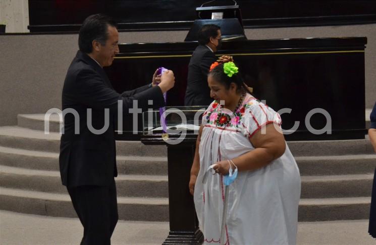  El gobernador Cuitláhuac García Jiménez y el Congreso local entregaron el Premio Estatal de la Mujer a Martha Soledad Gómez Atzin, integrante y directora del colectivo Mujeres de Humo que ha dado un lugar relevante a la cocina tradicional totonaca ante los ojos del mundo.

