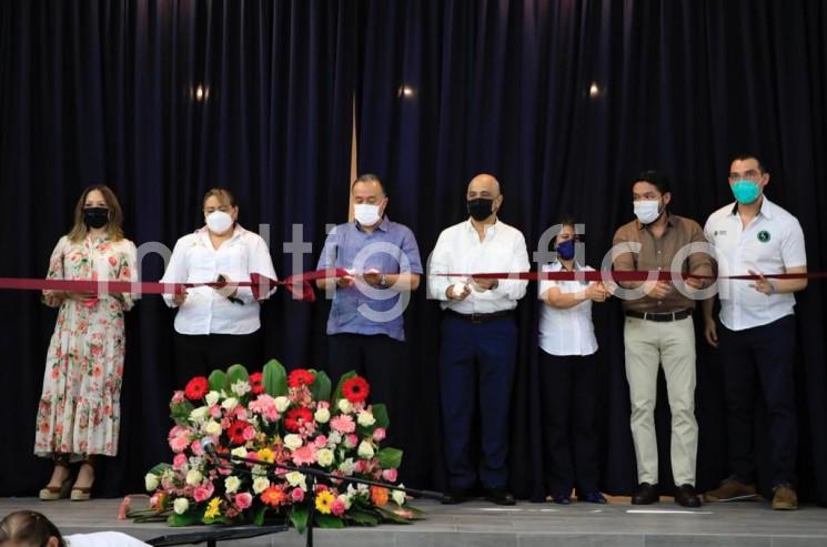 Para lograr cambios fundamentales en favor del municipio y la ciudadanía, seguiremos trabajando en coordinación con los gobiernos Federal y Estatal, aseguró el presidente municipal Ricardo Ahued Bardahuil durante la entrega de las obras de mantenimiento en el Auditorio de la Escuela de Bachilleres Diurna Antonio María de Rivera.
