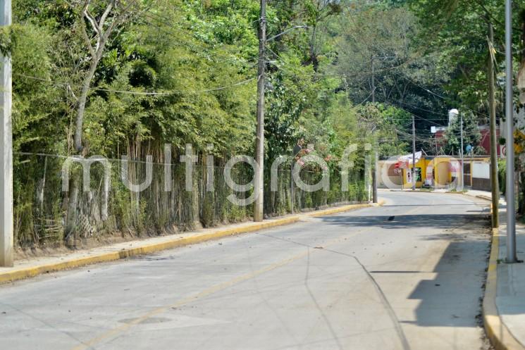  La Secretaría de Infraestructura y Obras Públicas (SIOP) concluyó la primera etapa de acciones en la calle Montes de Xalapa, de la colonia Mártires de Chicago, una de las más azotadas por el huracán Grace en la capital, donde el gobernador Cuitláhuac García Jiménez supervisó el inicio de una segunda fase de trabajos.