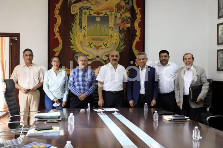 Para resolver y analizar la construcción de más y mejor infraestructura de electrificación y alumbrado público, el presidente municipal Ricardo Ahued Bardahuil encabezó una reunión con funcionariado de la Comisión Federal de Electricidad (CFE). 

