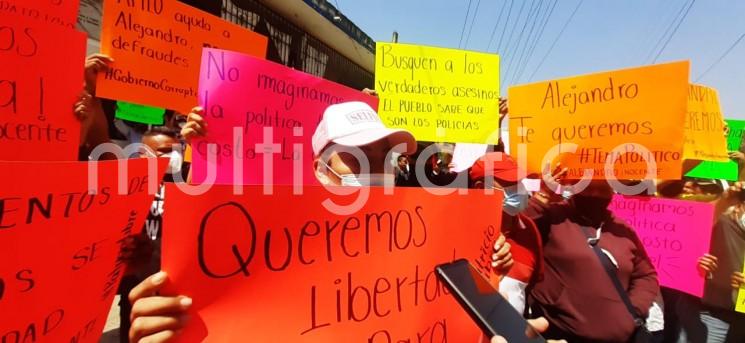 Los familiares y amigos de Patricio Alejandro se manifestaron afuera del penal de Pacho Viejo, municipio de Coatepec. Aseguran que se trata de una persona inocente acusada  del asesinato del reportero Jacinto Romero Flores..