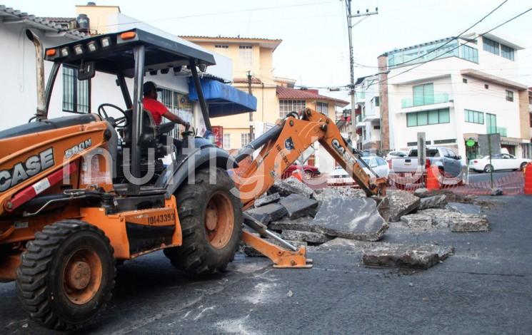 Con recursos del fondo Recursos Fiscales inició la rehabilitación integral de casi 2 mil metros cuadrados de la calle Sayago, una vialidad primordial para la ciudad que no había tenido una intervención de este tipo en 50 años, informó el director de Obras Públicas, Guillermo Ávila Devezze.