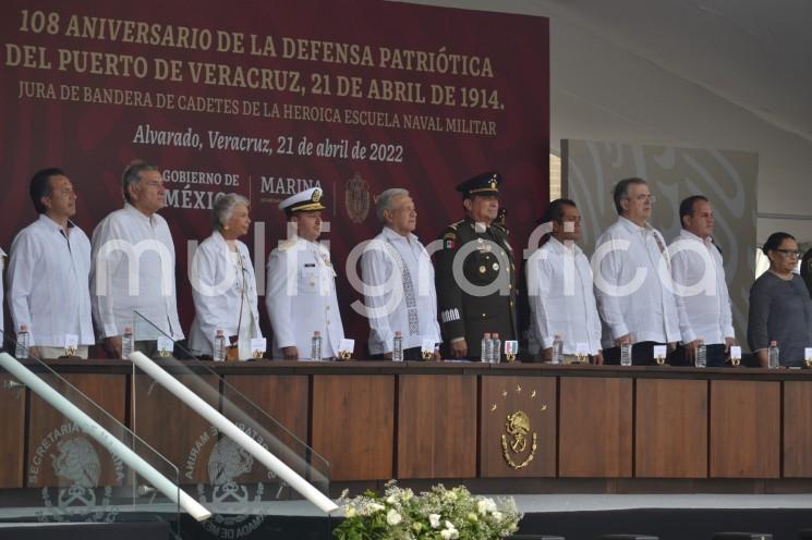 En el marco del 108 aniversario de la defensa patriótica del puerto de Veracruz, el presidente Andrés Manuel López Obrador, junto con el gobernador Cuitláhuac García Jiménez, encabezó la Jura de Bandera de cadetes de primer año en la Heroica Escuela Naval Militar generación 2021-2026.