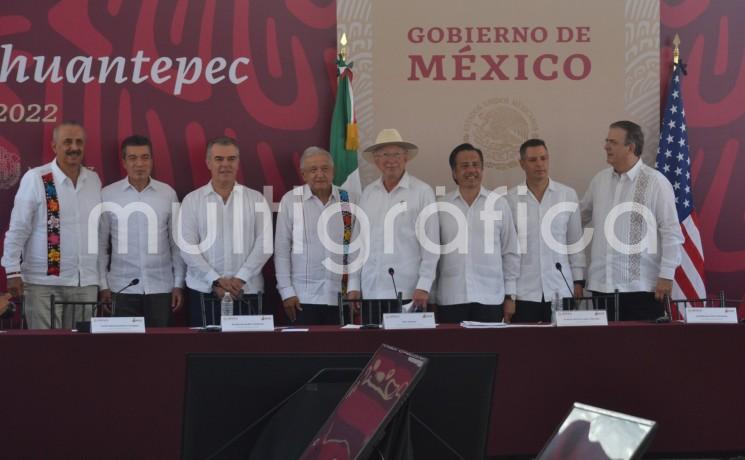 El sur-sureste vuelve a tener la relevancia que ya históricamente le correspondía, celebró el gobernador Cuitláhuac García Jiménez durante el encuentro Desarrollo del Istmo de Tehuantepec que reunió a empresarios, mandatarios estatales y Gabinete federal, encabezados por el presidente Andrés Manuel López Obrador. 