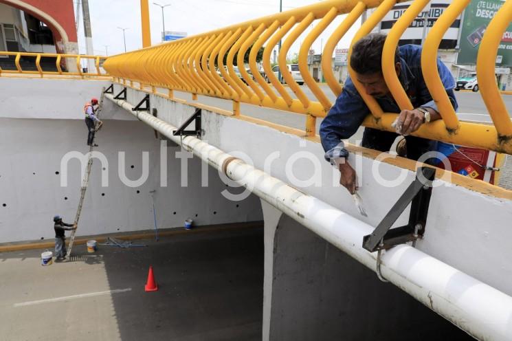 Con el fin de mejorar la imagen de la ciudad y brindar seguridad a la población, con personal de la Dirección de Obras Públicas el Ayuntamiento brinda mantenimiento integral a 12 avenidas principales del municipio. 