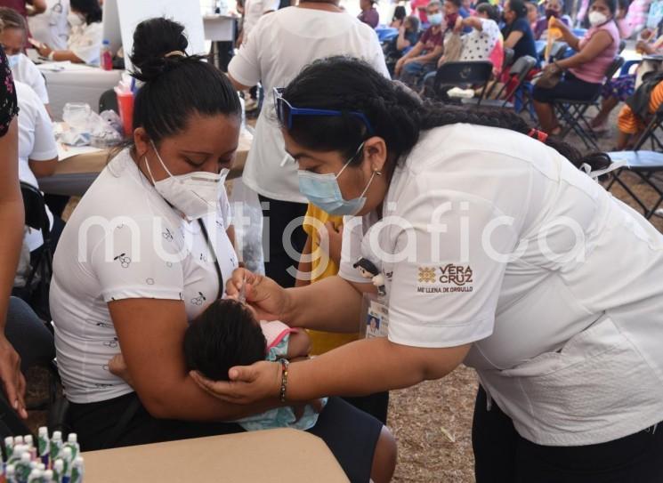 Con una cartera de servicios médicos de primer nivel, especialidades, vacunación contra COVID-19, consultas generales, actividades para promover los hábitos de cuidado y prevención de enfermedades entre la población; así como música y regalos, la Secretaría de Salud y los Servicios de Salud de Veracruz, llevan a cabo la Feria de Salud en la Región Olmeca.