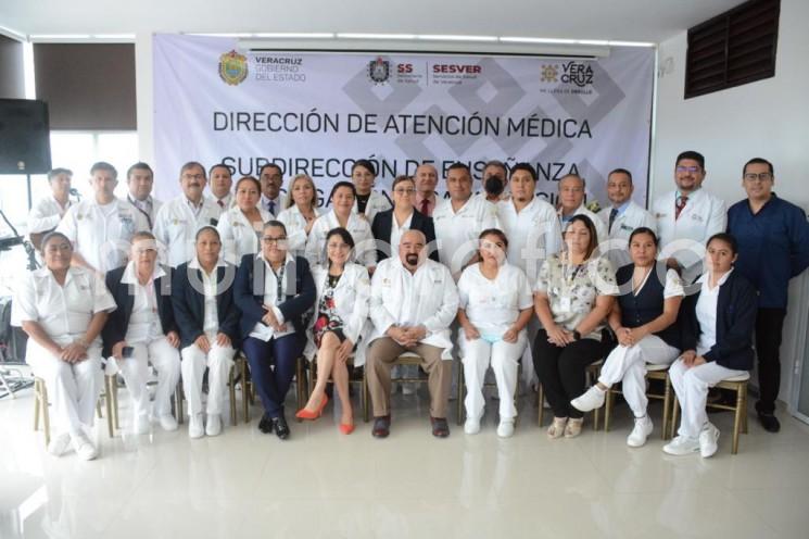 La Secretaría de Salud y los Servicios de salud de Veracruz, a través de la Dirección de Atención Médica y la Subdirección de Enseñanza Investigación y Capacitación, llevan a cabo actualizaciones y adiestramiento a personal médico de hospitales comunitarios, con el objetivo de proporcionar una atención de calidad y fortalecer con ello las especialidades troncales como lo son ginecopediatría, cirugía y medicina interna.