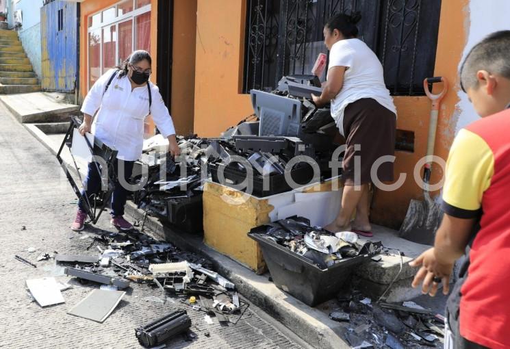 Con el propósito de prevenir enfermedades transmitidas por vector como el dengue, el Ayuntamiento de Xalapa, con apoyo de la Jurisdicción Sanitaria V, realizó una jornada de descacharrización en la colonia El Naranjal.

