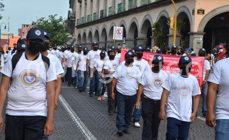 Luego de dos años de suspensión por la pandemia, la manifestación de los trabajadores veracruzanos se revivió, donde expresaron sus peticiones a las autoridades. 